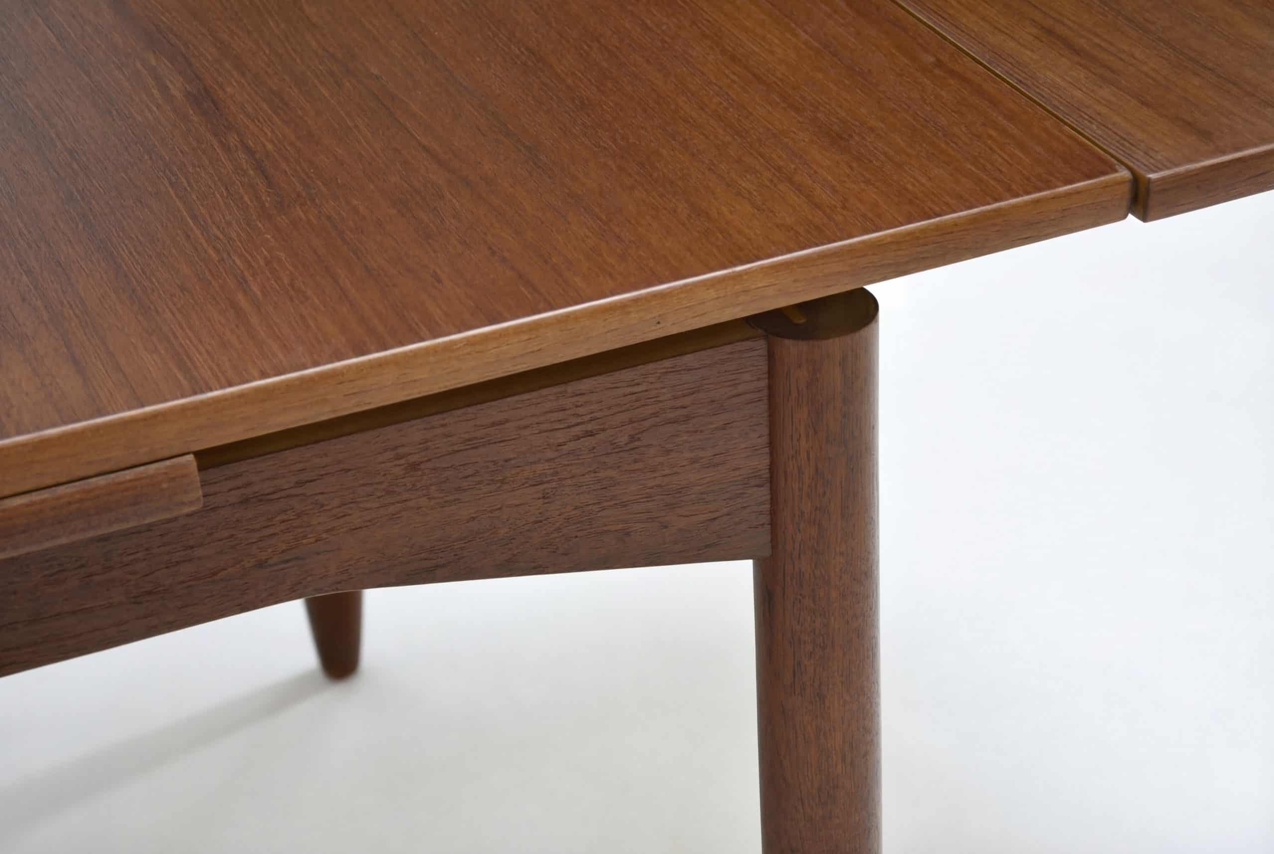 Table à rallonge en teck vintage, idéale pour salle à manger élégante et fonctionnelle. Design scandinave avec finition naturelle, parfaite pour accueillir famille et amis.