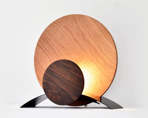 lampe ronde en bois naturel et métal à la chaleur douce