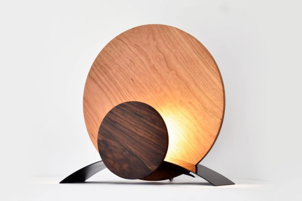 lampe ronde en bois naturel et métal à la chaleur douce