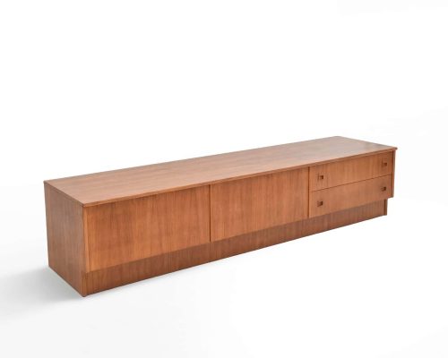 Enfilade scandinave vintage en teck restaurée, meuble de rangement élégant et fonctionnel, parfait pour un intérieur rétro ou moderne.