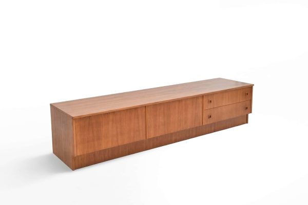 Enfilade scandinave vintage en teck restaurée, meuble de rangement élégant et fonctionnel, parfait pour un intérieur rétro ou moderne.