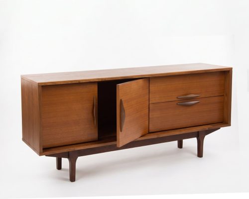 Enfilade scandinave vintage en teck avec portes coulissantes et tiroirs, design élégant et style rétro, parfait pour un intérieur vintage ou moderne.