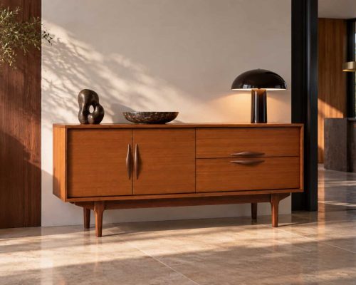 Enfilade scandinave vintage en teck avec design épuré et pieds inclinés, dans un intérieur moderne lumineux.