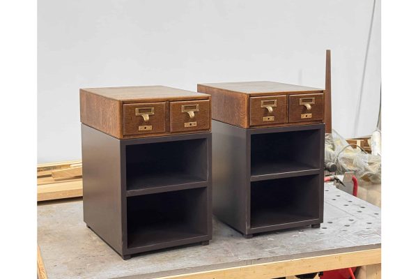 Deux petits meubles modernes avec des partie rustiques