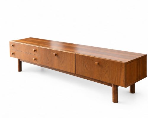 Enfilade basse scandinave vintage en bois de noyer avec tiroirs et pieds cylindriques, style rétro élégant.