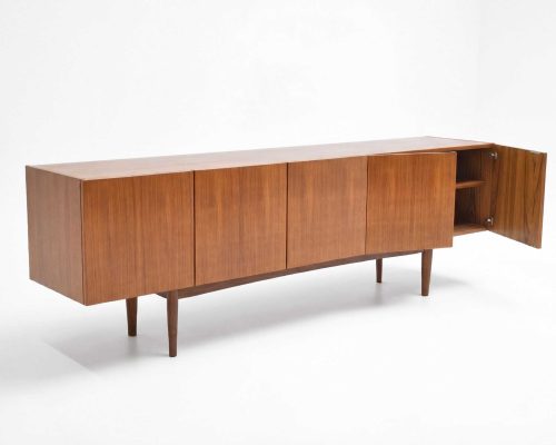 Enfilade scandinave vintage restaurée en teck, meuble de rangement élégant et fonctionnel, parfait pour un intérieur rétro ou moderne.