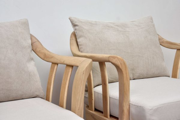 accoudoirs luxueux de fauteuils en chêne pour un salon élégant