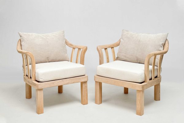 deux fauteuils luxueux aux couleurs naturelles pour une décoration d'intérieur élégante et moderne