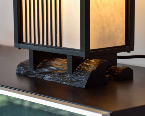 pied de lampe japonaise travaillé à la gouge dans de l'ébène massif