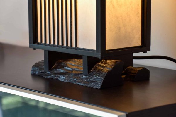 pied de lampe japonaise travaillé à la gouge dans de l'ébène massif