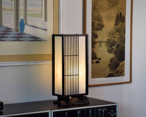lampe à poser japonaise sur un buffet minimaliste pour un intérieur haut de gamme et design