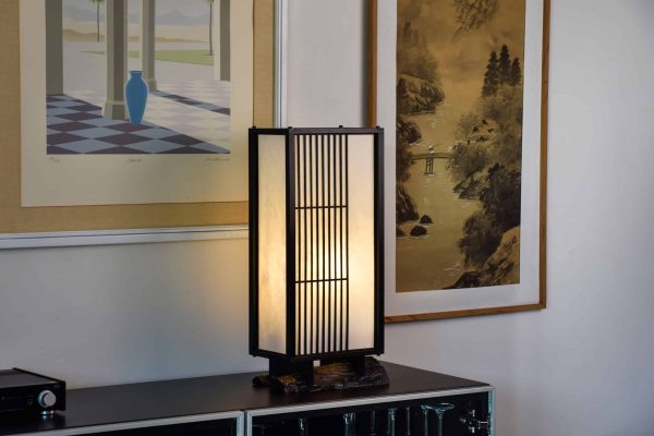 lampe à poser japonaise sur un buffet minimaliste pour un intérieur haut de gamme et design