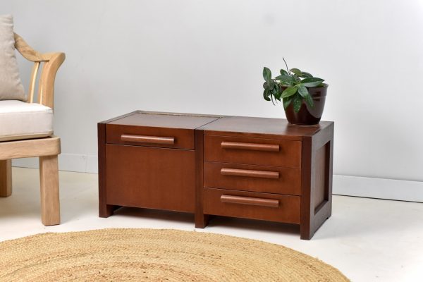 meuble scandinave rénové dans un salon aux couleurs naturelles et bois