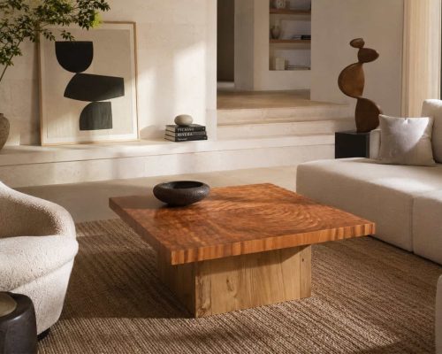 Table basse ECHO en bois massif dans un salon moderne avec décoration minimaliste et lumière naturelle.