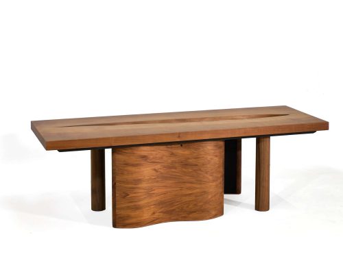 Table en bois massif avec design épuré, idéale pour décoration intérieure chaleureuse et authentique.