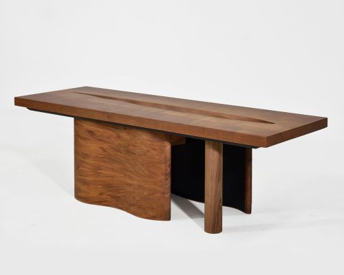 Table en bois massif, design moderne, épurée, idéale pour salon ou bureau, fabriquée par Thomas Coup La Fronde, mettant en valeur le savoir-faire artisanal et l'élégance naturelle du bois.