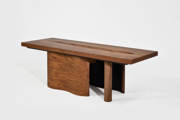 Table en bois massif, design moderne, épurée, idéale pour salon ou bureau, fabriquée par Thomas Coup La Fronde, mettant en valeur le savoir-faire artisanal et l'élégance naturelle du bois.
