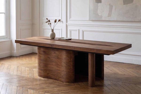 Table basse en bois de cerisier, design épuré et élégant, idéale pour un salon contemporain. Fabriquée à la main avec des matériaux de qualité, cette table offre une esthétique chaleureuse et naturell.