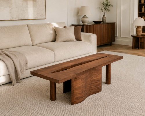 Table basse en bois naturel dans un salon contemporain avec canapé beige, décor minimaliste et ambiance cosy.