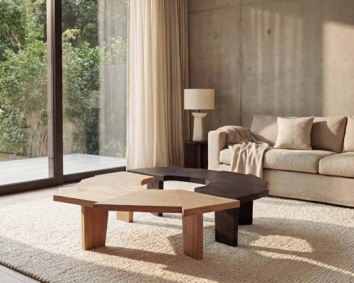 Portez une attention particulière à la décoration intérieure avec cette table basse en bois naturel et foncé, idéale pour un salon contemporain.