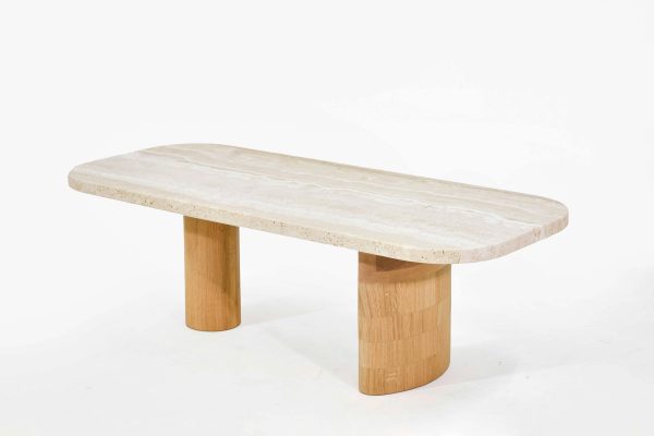 Table en pierre naturelle avec pieds en bois massif, design épuré et moderne.