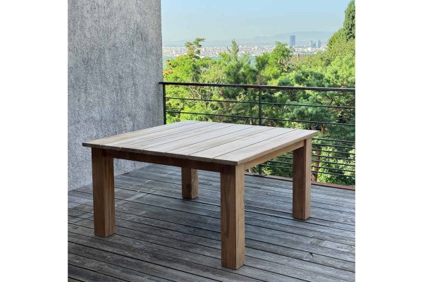 table d'extérieur en bois naturel sur une terrasse avec une vue sur la ville de Lyon