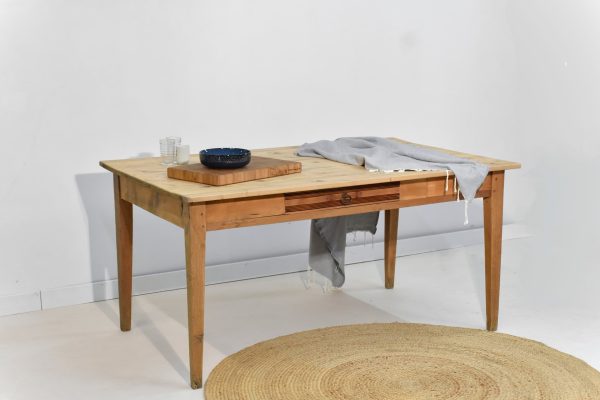 table rustique et authentique en bois massif pour une décoration boho