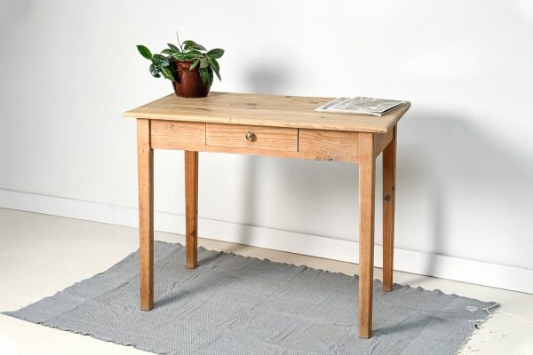 petite table de ferme ancienne rénovée, parfaite comme bureau ou table d'appoint
