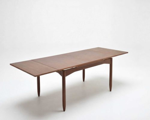 Table à rallonge en teck vintage, idéale pour accueillir famille et amis lors de repas conviviaux.