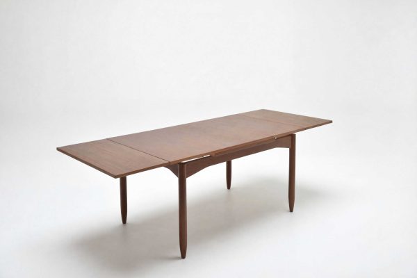 Table à rallonge en teck vintage, idéale pour accueillir famille et amis lors de repas conviviaux.